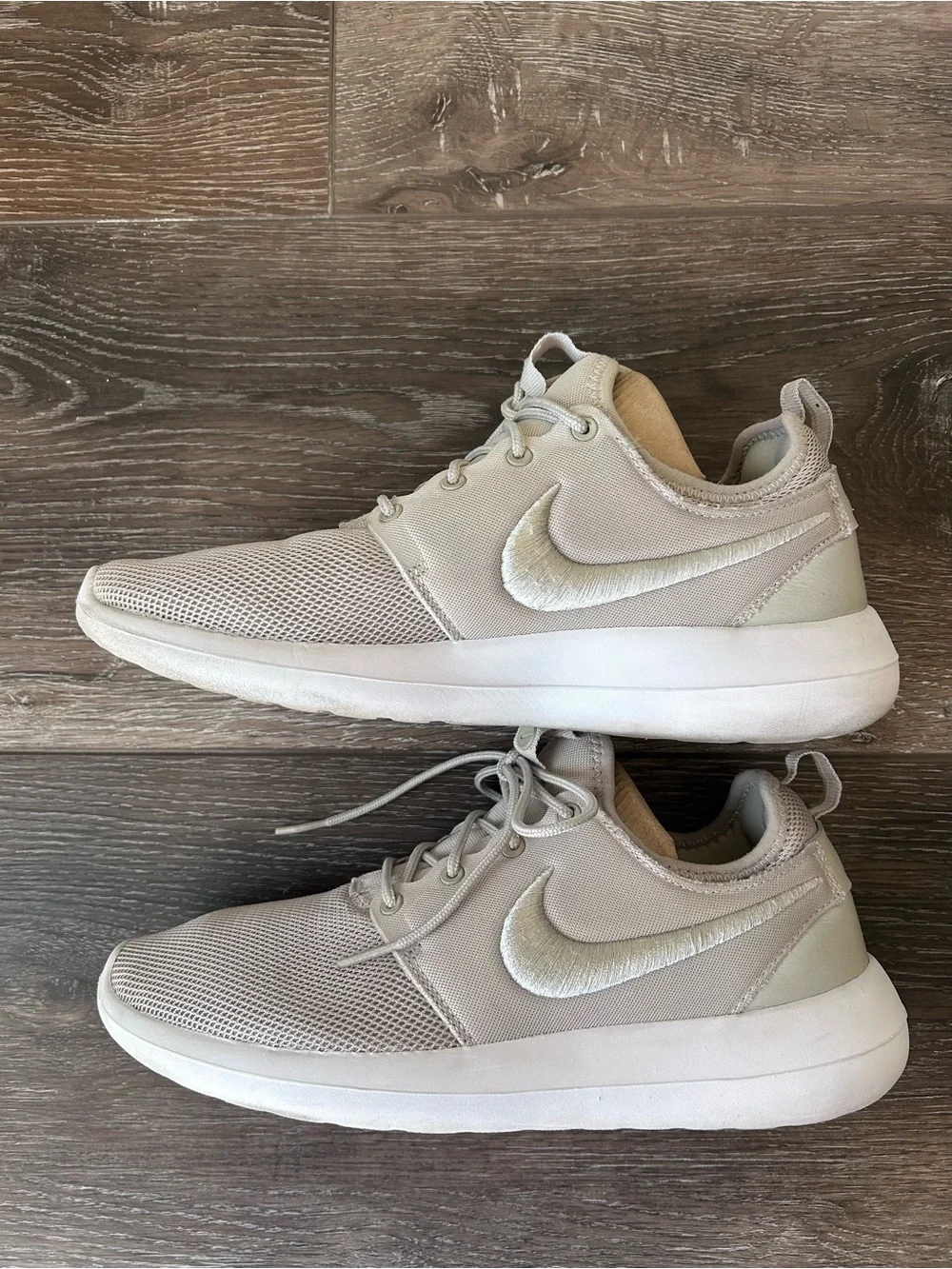 Nike Womens Roshe Two Sneaker Size 9